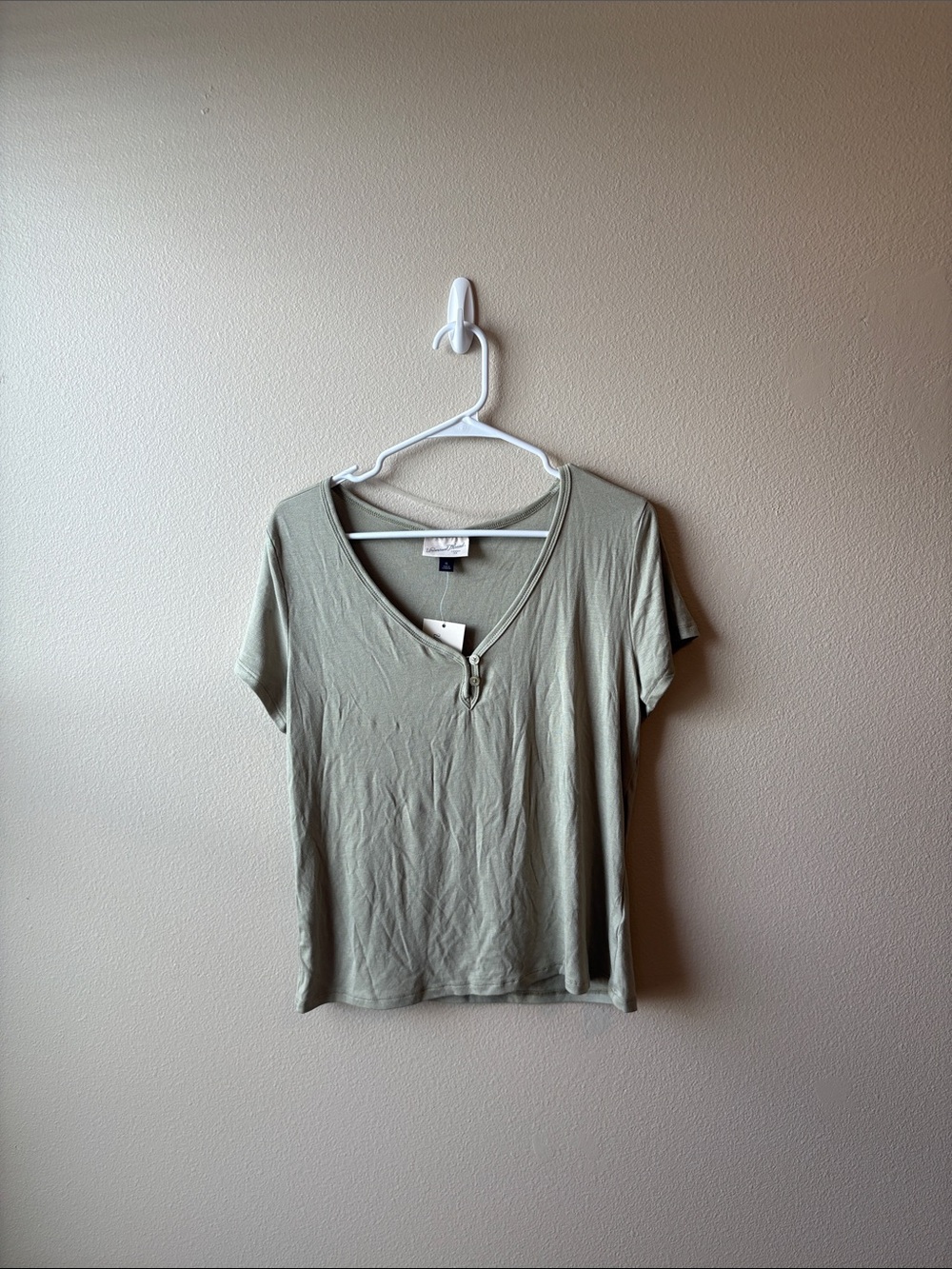 ✨NWT~Universal Thread Tee✨